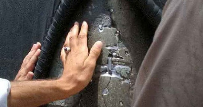 Kabe'de neden çatlak var?