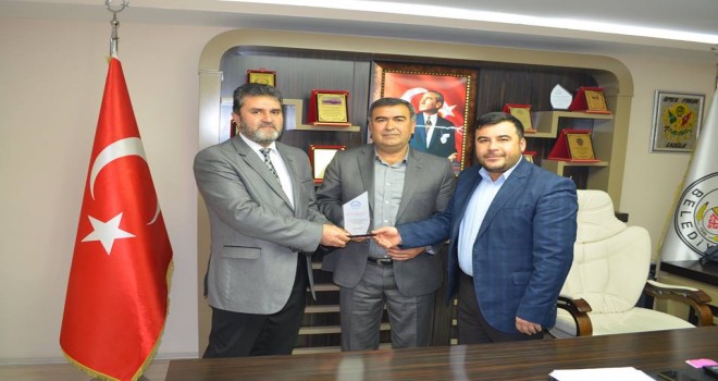 Müftü Yavuz'dan, CHP'li Başkan Eroğlu'na Plaket