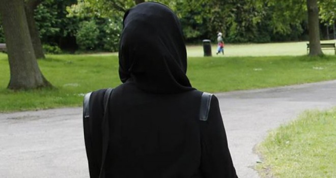 Erkeklerle tokalaşmayan Müslüman kadını vatandaşlıktan çıkaracaklar