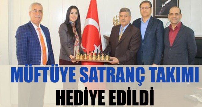Müftü  Kavillioğluna, Satranç takımı hediye edildi.