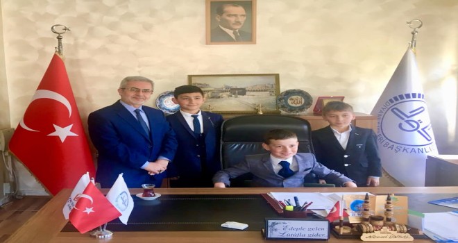 Müftü Ünsal, koltuğunu öğrencilere bıraktı