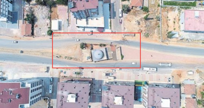 Yol ortasında kalan cami yıkımı bekliyor