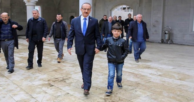 'Beni cuma namazına götür' diyen çocuğa validen sürpriz