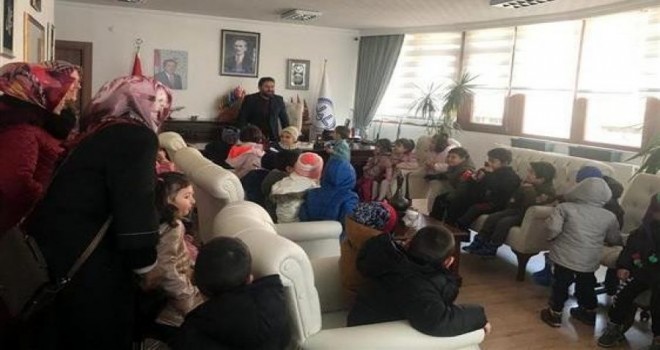 Bayburt'ta Minik yürekler yardım eli uzattı