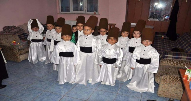 Minik Öğrenciler,yıl sonu gecesi izleyenleri mest etti.