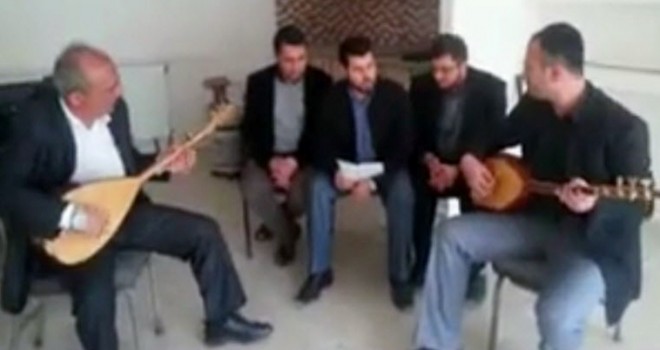 İmamlar Bağlama İle İlahi ve Kahramanlık Türküleri söylüyor- Dini Bülten
