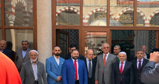Her Genç Aradığını Cami Gölgesinde Bulsun