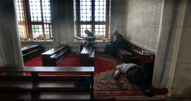 İstanbul'da ve Adana'da sıcaktan bunalanlar camilere koşuyor