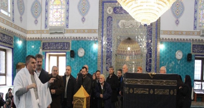 Umreye Gidecek Vatandaşlar Dev Kabe Maketinin Önünde Tavaf Yapıyor