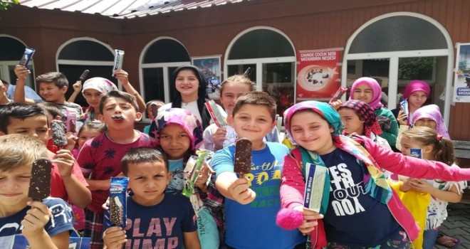 Kur'an kursu öğrencilerini serinleten ikram