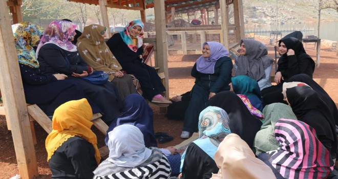 Kur'an kursu öğrencilerine piknik düzenledi