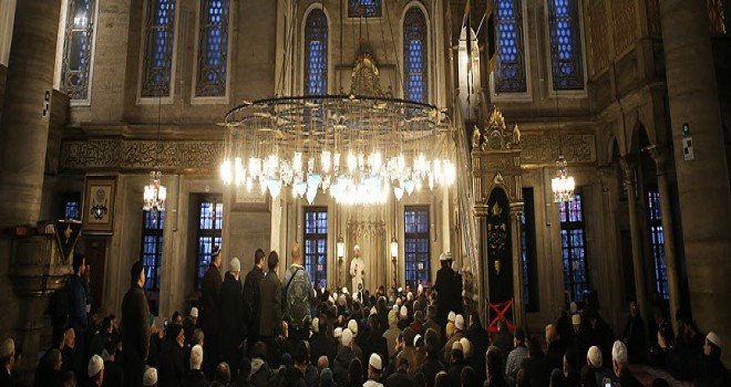 Diyanet İşleri Başkanı Erbaş, Eyüp Sultan Camiinde sabah namazı kıldırdı.