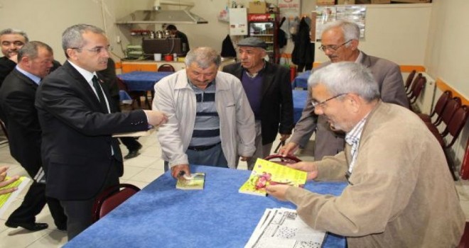 Kaymakam, kahvede oyun oynayanlara kitap okudu