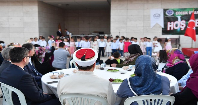Diyanet İşleri Başkanı Erbaş, çocuklarla iftar yaptı
