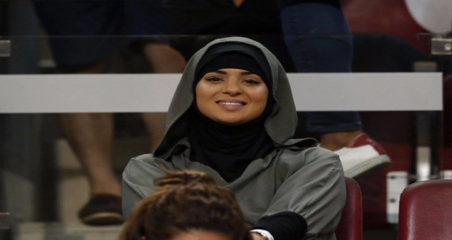 Belhanda'nın Eşi Amal, Tribünün En Dikkat Çeken İsmi Oldu