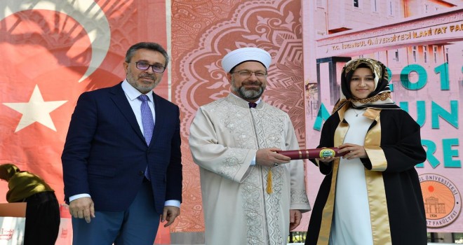 Erbaş, İstanbul Üniversitesi ilahiyat Fakültesi'nin mezuniyet törenine katıldı