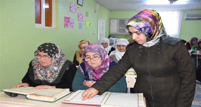 Yaşlı kadınların Kur'an'ı öğrenme azmi imrendiriyor