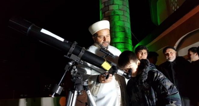 İmam Camiye ilgiyi arttırmak için damına teleskop kurdu