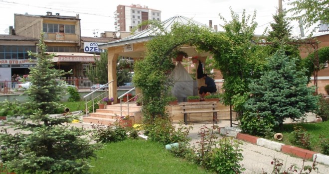 İmamlar,Camiyi gül bahçesine çevirdiler