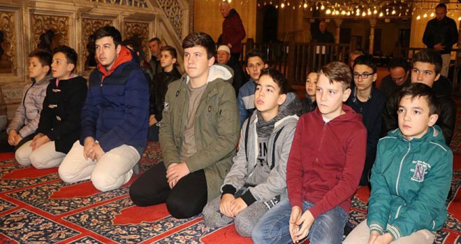 Gençler sabah namazında: Peygamberimiz (asm) olmasaydı hayatımız çoraklaşırdı