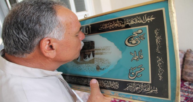 Kâbe'nin tablosuna bakarak hasretimi gidermeye çalışıyorum