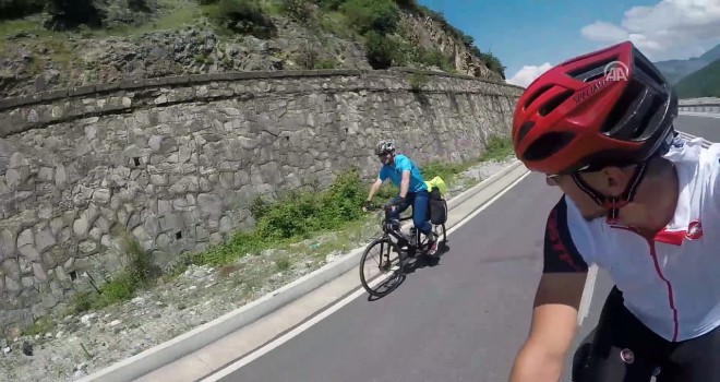 Hac yolunda pedal çeviriyor