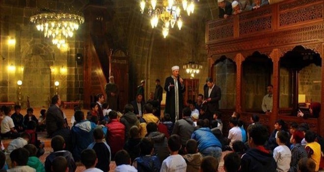 Erzurum'da 300 ilkokul öğrencisi Ulu Cami'de buluştu