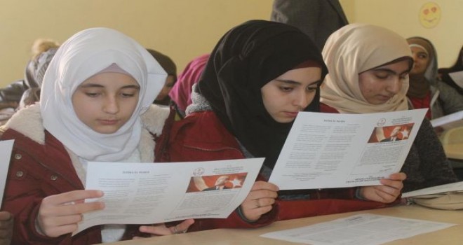 Suriyeli öğrenciler de karne sevincini yaşadı