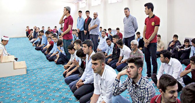 Okullarda mescit zorunluluğu, Eğitim Camiasında sevinçle karşılandı.