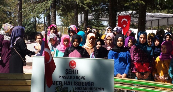 Kuran Kursu Öğrencileri, Şehit Ömer Halisdemir’in kabrini ziyaret etti