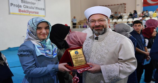 Erbaş, İmam Hatip Lisesi karne dağıtım törenine katıldı