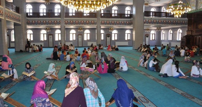 Camiye koşuyoruz namazla buluşuyoruz