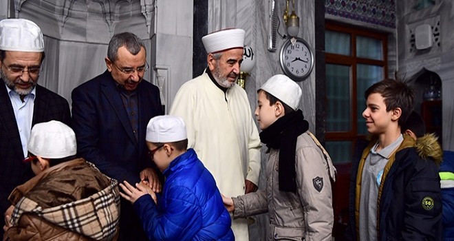 İstanbul Müftüsü sabah namazında geçlerle buluştu