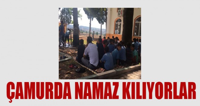 Öğrenciler Çamurda Namaz Kılıyorlar