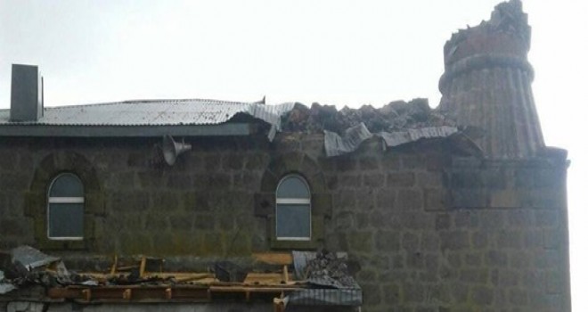 Rüzgar cami minaresini yıktı