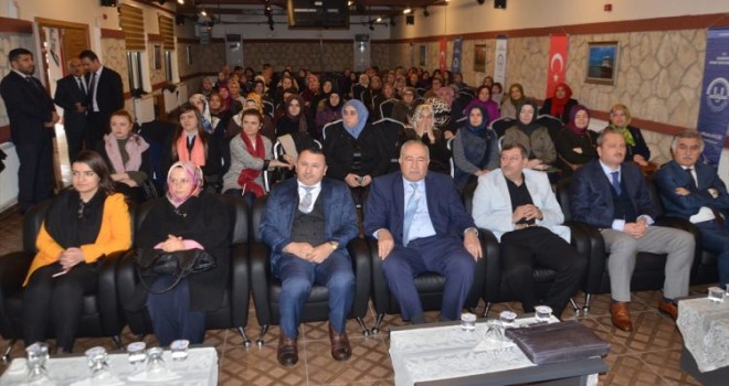 Kırklareli Müftülüğü tarafından ''Adalet ve Hakkaniyet Bağlamında Kadın'' konferansı düzenlendi.