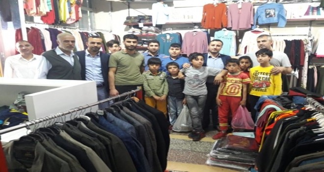 Dicle'de 436 çocuğa bayramlık giysi hediye edildi