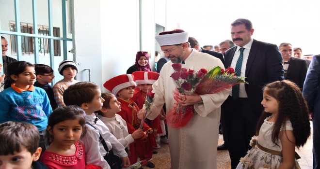 Erbaş, Riyad Uluslararası Türk Okulunu ziyaret etti