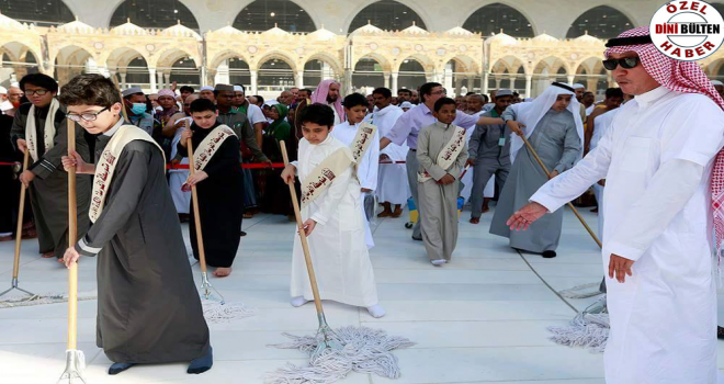 Öğrencilere Kabe'yi Temizleme Projesine Katıldılar