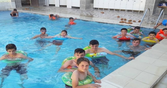 Yaz Kur'an Kursu öğrencilerinin havuz keyfi