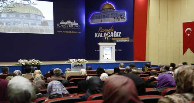 Görmez,Burada Kalacağız'ın galasına  katıldı.
