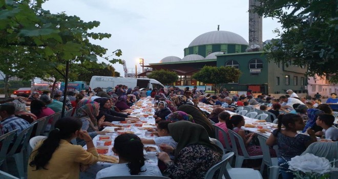 Çınar ağaçları altında sokak İftarı