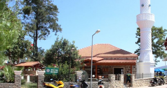 Camide sigara içen genç imamı bıçakladı
