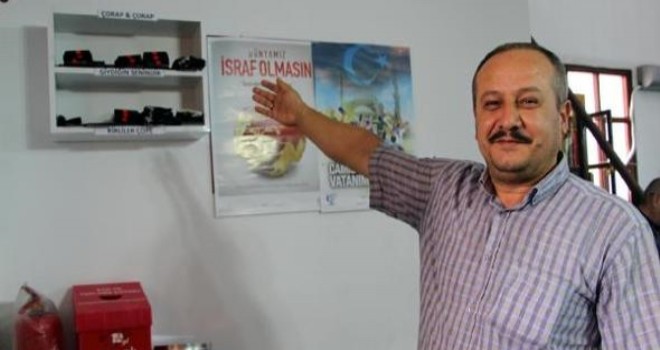 Camiye gelen cemaate yeni çorap hediye ediyor
