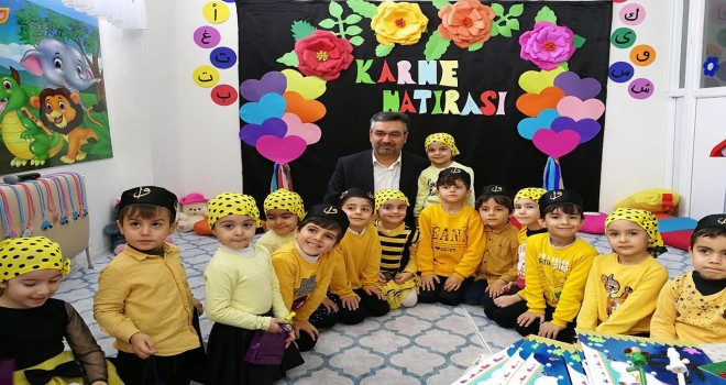 Kur'an eğitimi alan minikler taçlandırıldılar