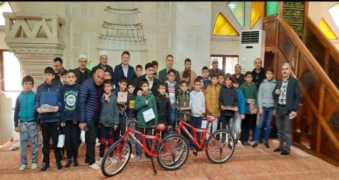 Ceyhan’da Camiye giden çocuklar ödüllendirildi