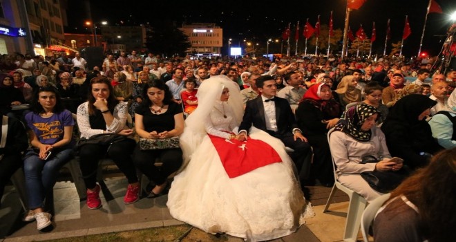 Demokrasi Nöbete bir gelin ve damat eşlik etti