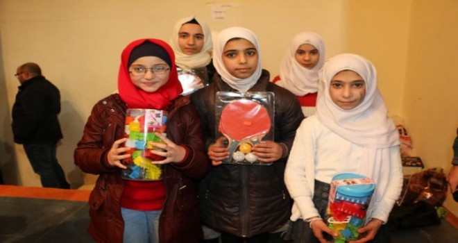 Hafız olan Suriyeli öğrencilere hediyeler verildi