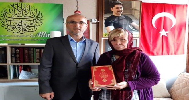 Şehidin babasından etkilenen Alman turist İslam'ı seçti