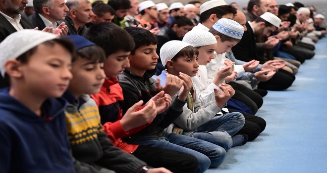 Erbaş, sabah namazında gençlerle buluştu...